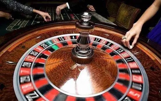 Filipino player enjoying phdream 25 casino games on mobile phone